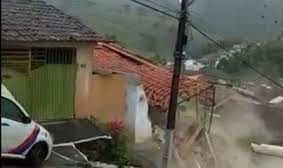 Vídeo: casa desaba na Bahia após chuva intensa