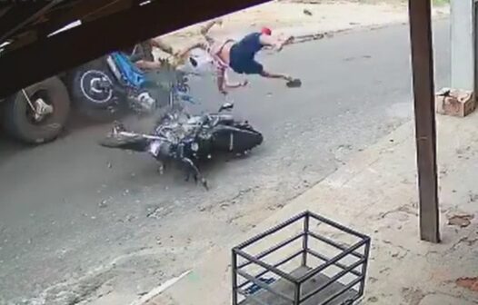 Vídeo: sem capacetes, motociclistas colidem de frente no interior do Ceará