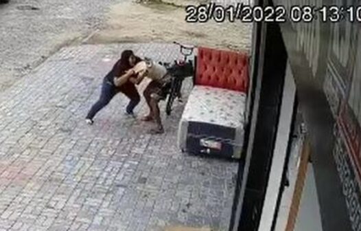 Vídeo: vendedora entra em luta corporal com suspeito e evita assalto em loja