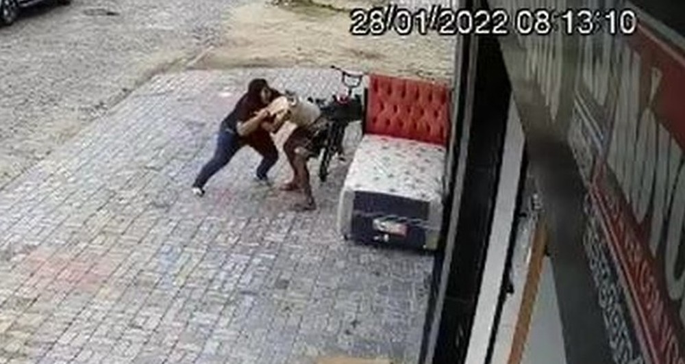 Vídeo: vendedora entra em luta corporal com suspeito e evita assalto em loja