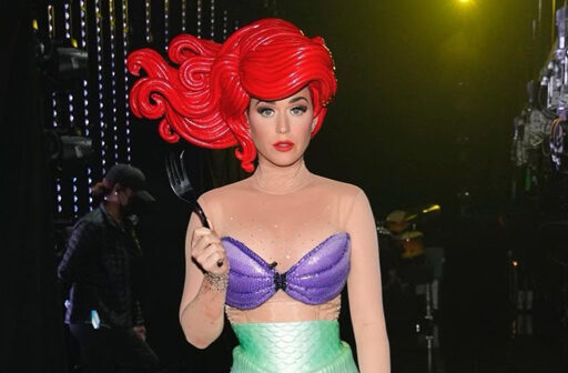 Vídeo: vestida de Ariel, Katy Perry leva tombo de cadeira durante gravação de reality