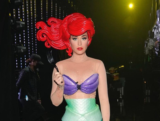 Vídeo: vestida de Ariel, Katy Perry leva tombo de cadeira durante gravação de reality