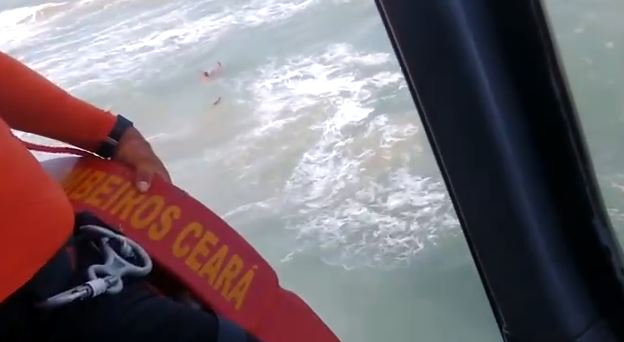 VÍDEO: Vítimas de afogamento são resgatadas na orla de Fortaleza
