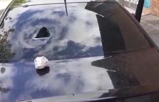Após discussão no trânsito, motociclista joga pedra e quebra vidro de carro
