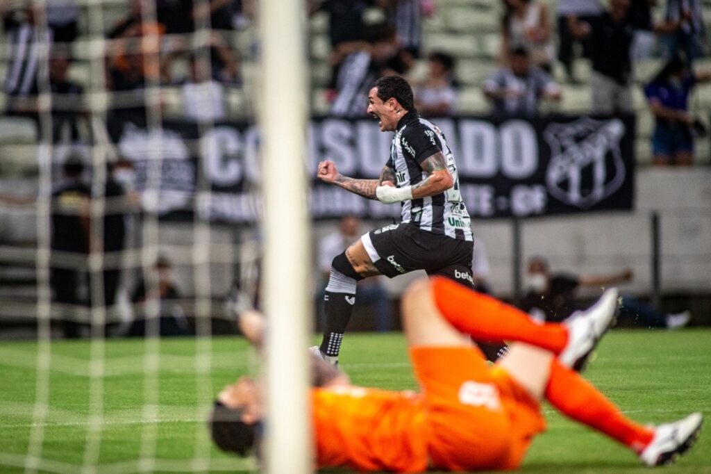 Ceará vence o Corinthians e entra firme na briga por vaga na Libertadores