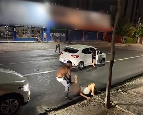 Vídeo: motorista agride mulher e tenta atropelar amigo, em Fortaleza