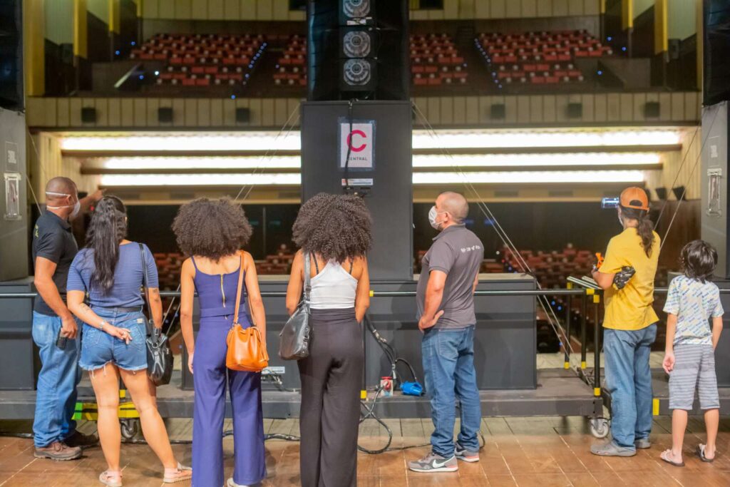 Cineteatro São Luiz mantém programação presencial com visita guiada e cinema