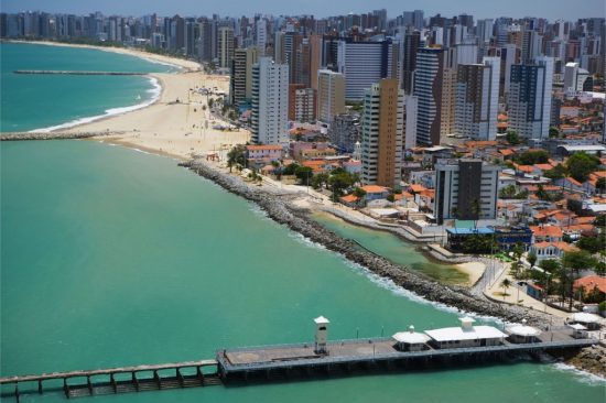 Vista-aérea-da-praia-de-Iracema-em-Fortaleza-550x366