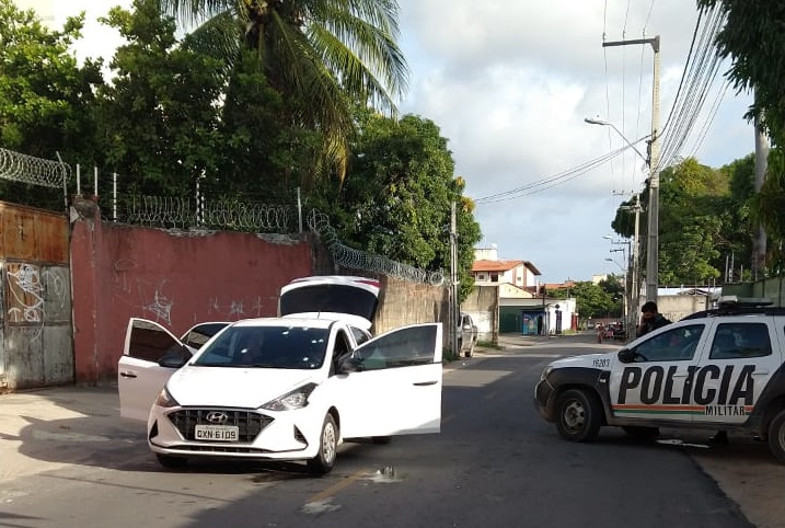 Vítima é baleada durante tentativa de homicídio na saída de shopping