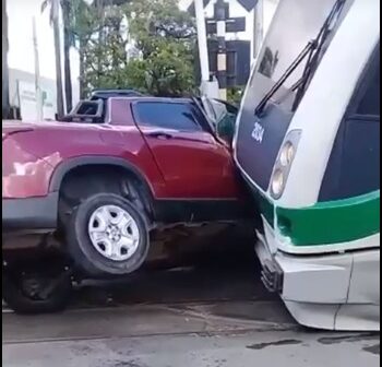 VLT colide com carro na avenida Coronel de Carvalho