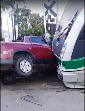 VLT colide com carro na avenida Coronel de Carvalho