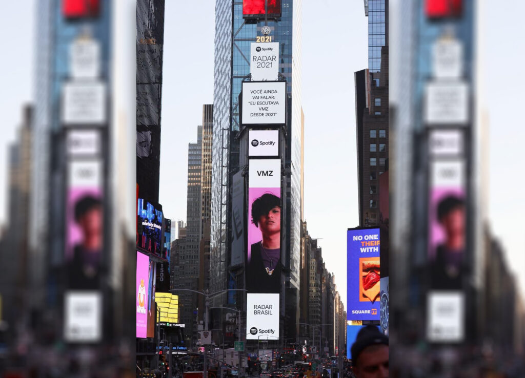 VMZ, rapper de Maracanaú, ganha destaque na Times Square, em Nova York