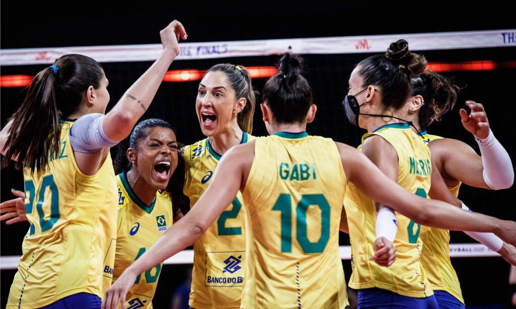 Seleção feminina de vôlei decide título da Liga das Nações contra os Estados Unidos