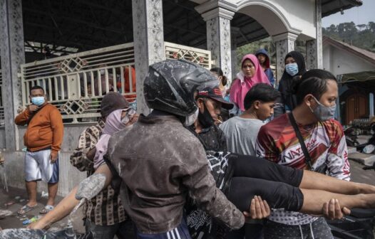 Erupção de vulcão na Indonésia deixa ao menos 13 mortos