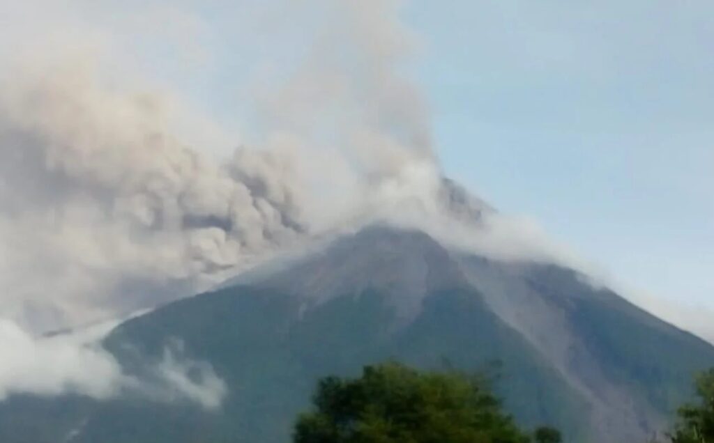 Vulcão mais ativo da Guatemala entra em erupção