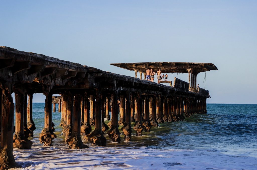 Jovem é resgatado de afogamento após pular da Ponte Velha da Praia de Iracema, em Fortaleza