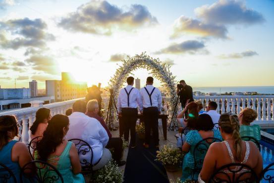 Casal adapta casamento a medidas sanitárias e realiza cerimônia pioneira