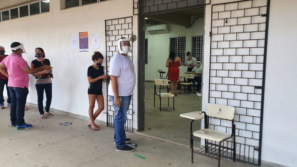 Movimentação de eleitores é tranquila na UECE neste domingo de eleições