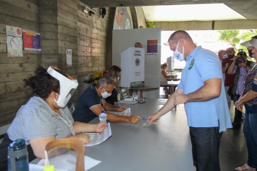 Heitor Freire vota em escola particular de Fortaleza