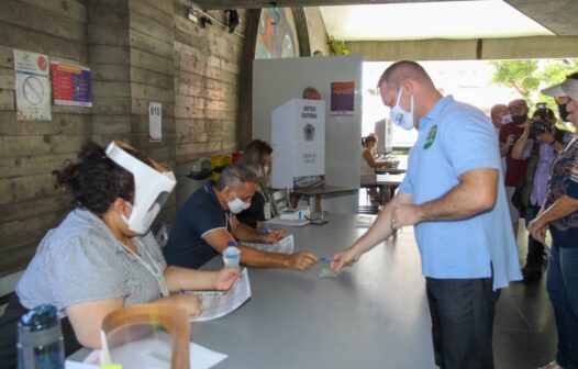 Heitor Freire vota em escola particular de Fortaleza