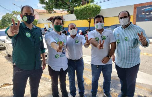 Célio Studart vota em universidade particular em Fortaleza