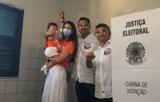 Vitor Valim vota acompanhado da esposa, filha e candidato a vice