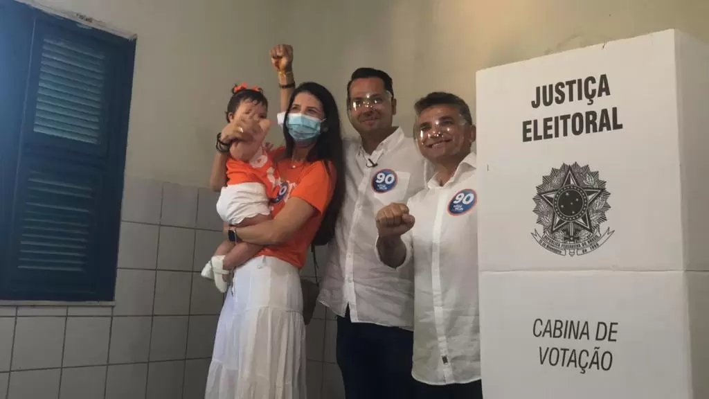 Vitor Valim vota acompanhado da esposa, filha e candidato a vice