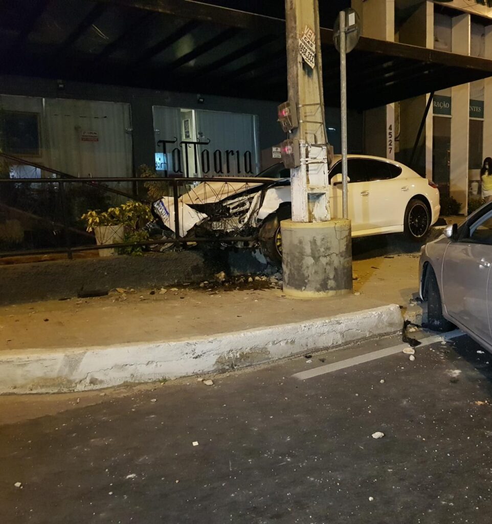 Carros de luxo colidem e um atinge barbearia na Av. Washington Soares