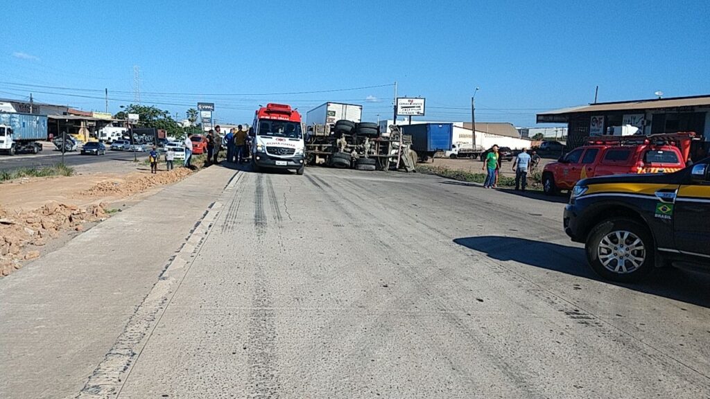 Acidente com 3 caminhões deixa trecho do Anel Viário interditado