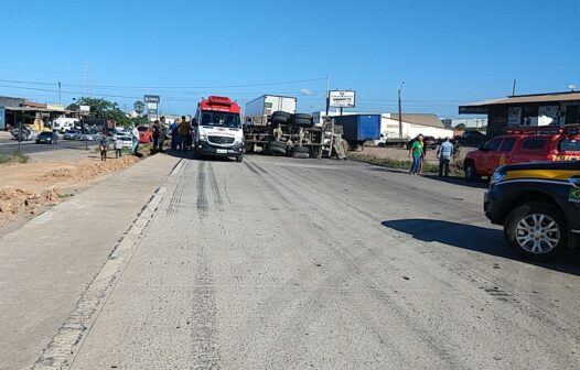 Acidente com 3 caminhões deixa trecho do Anel Viário interditado