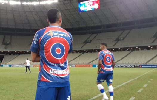 Jogadores do Fortaleza entram em campo com blusa contra o racismo