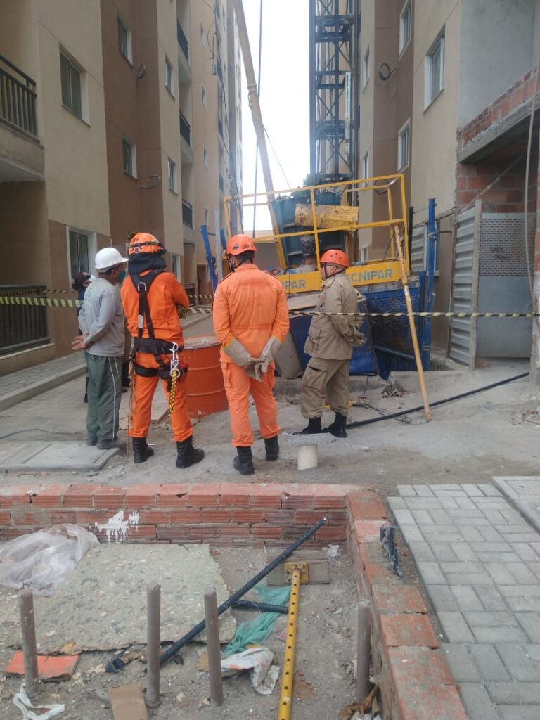 Elevador de obras cai e mata operários em Caucaia