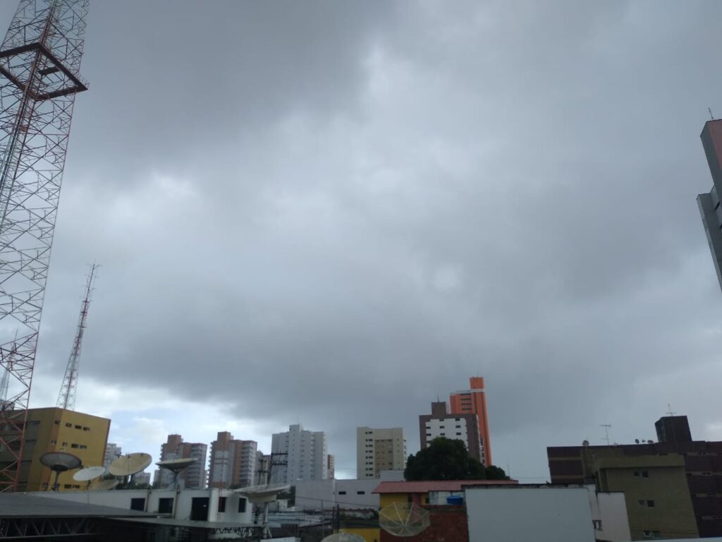 Fortaleza amanhece com chuva