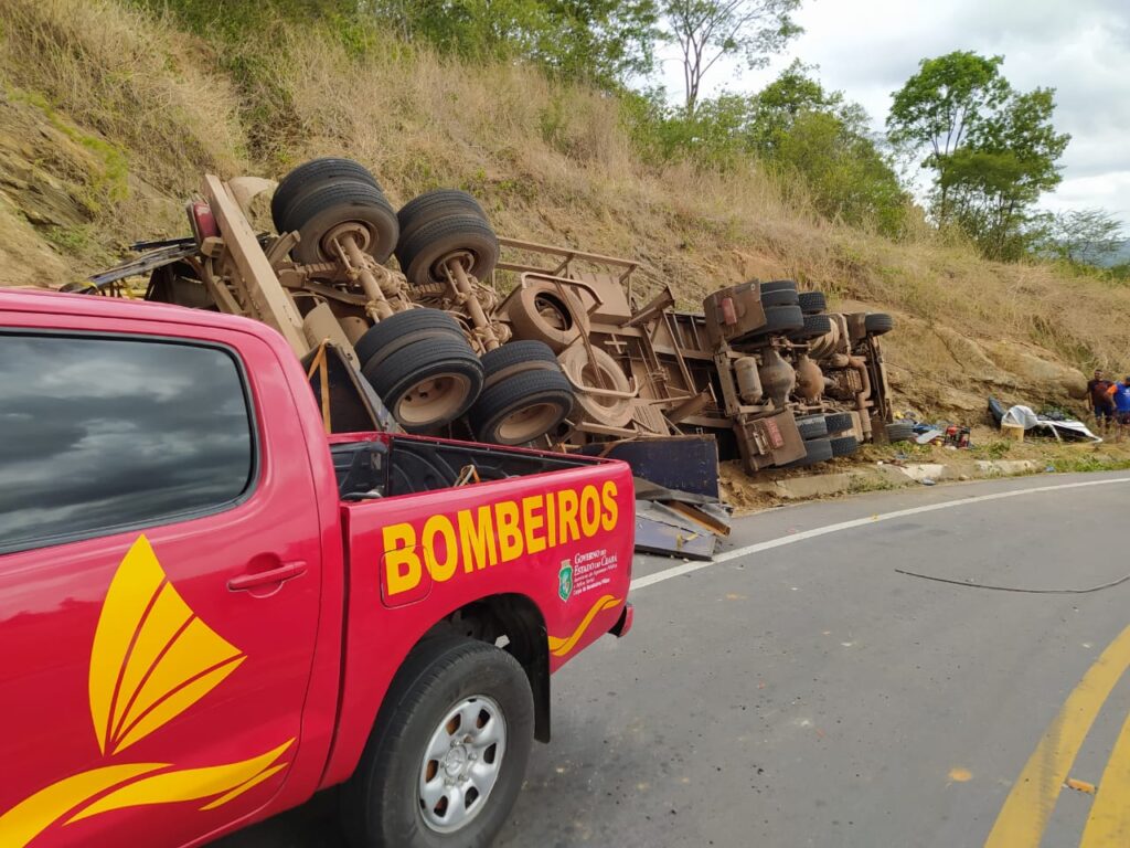 Tombamento de um caminhão deixa um morto e um ferido em Crateús