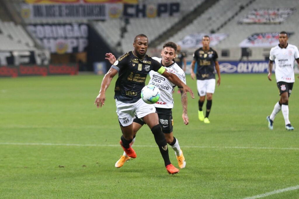 Corinthians bate Ceará de virada e segue na luta por vaga na Libertadores