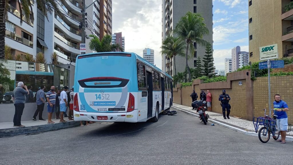 Motociclista vai parar embaixo de ônibus e escapa da morte