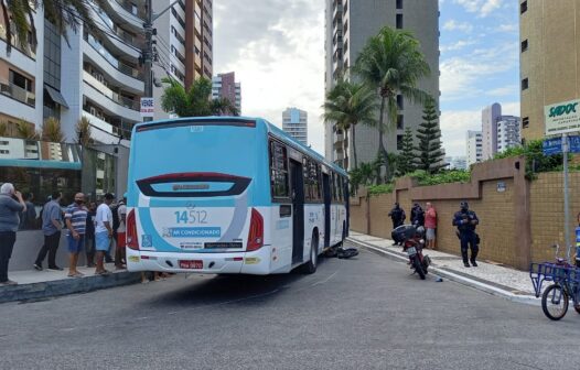 Motociclista vai parar embaixo de ônibus e escapa da morte