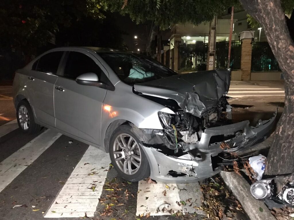 Acidente entre dois carros em cruzamento deixa idoso ferido