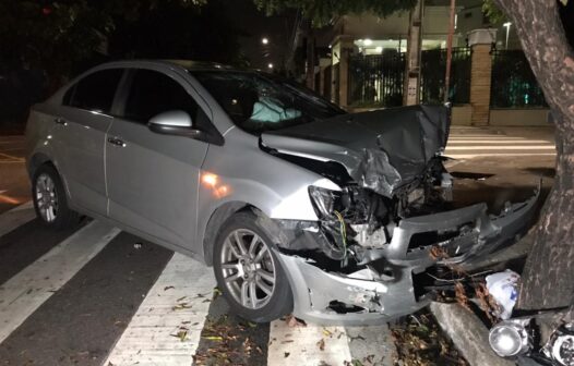 Acidente entre dois carros em cruzamento deixa idoso ferido