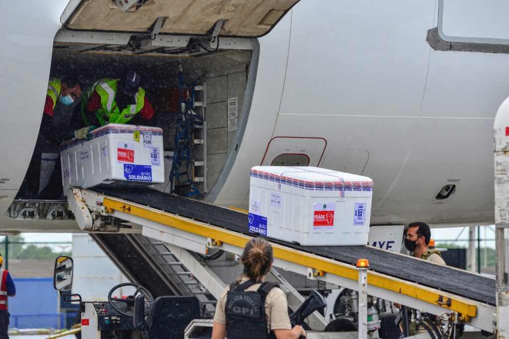 Governador confirma a chegada de mais de 267 mil doses de vacina para o Ceará neste fim de semana