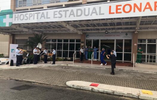 Polícia Militar do Ceará homenageia profissionais de saúde e pacientes do Hospital Leonardo Da Vinci