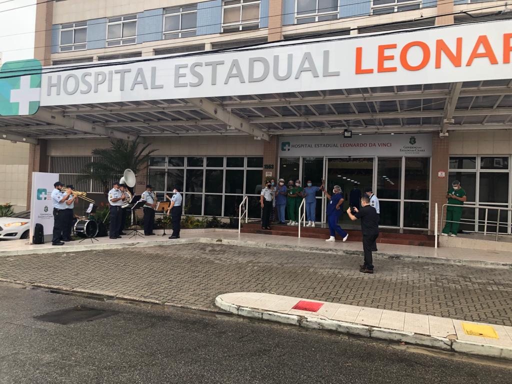 Polícia Militar do Ceará homenageia profissionais de saúde e pacientes do Hospital Leonardo Da Vinci