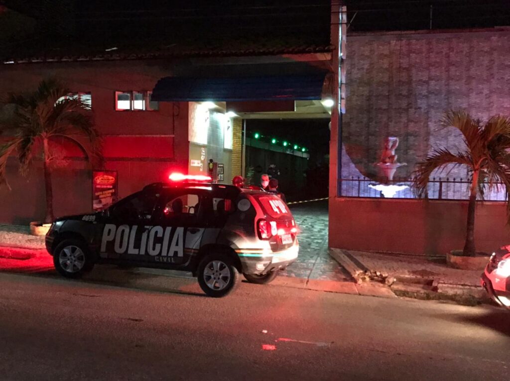 Mulher é encontrada morta dentro de carro em motel