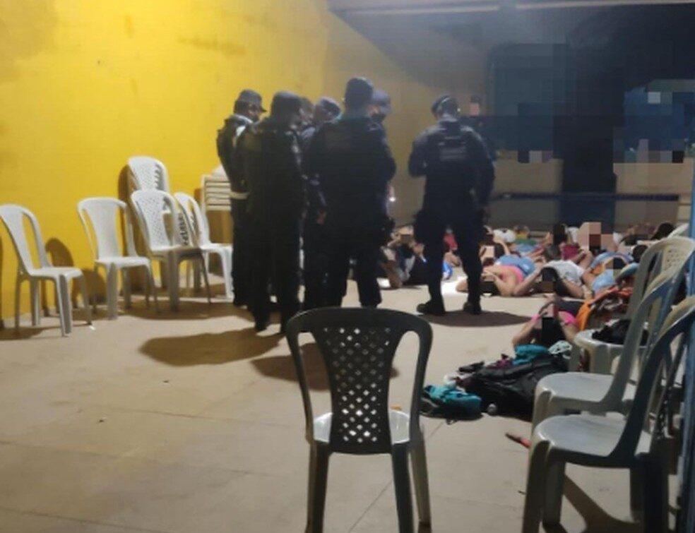 Festa de aniversário com 30 adolescentes é encerrada em Itaitinga