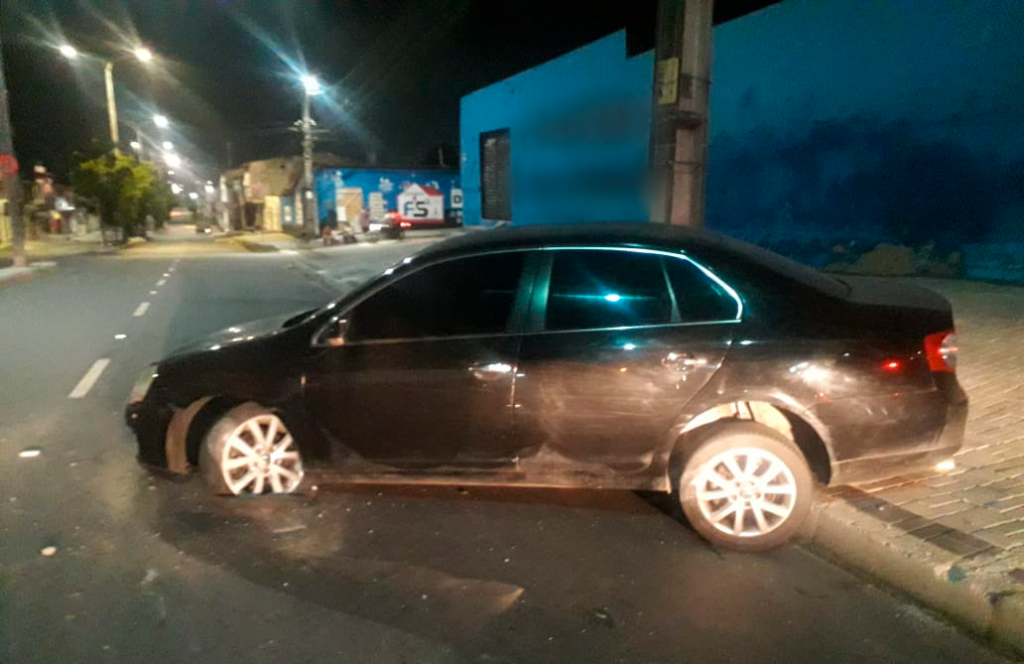 Cerco policial prende homem armado no bairro Autran Nunes