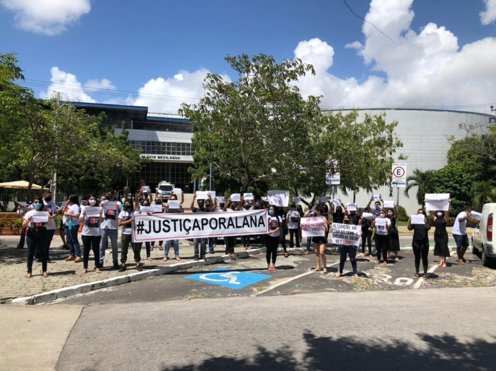 Justiça por Alana: grupo faz manifestação em frente ao fórum