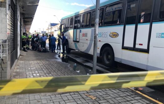 Motoqueiro morre após colisão com um ônibus no Centro de Fortaleza; rua ficou interditada