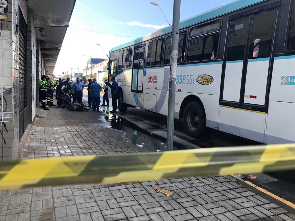 Motoqueiro morre após colisão com um ônibus no Centro de Fortaleza; rua ficou interditada