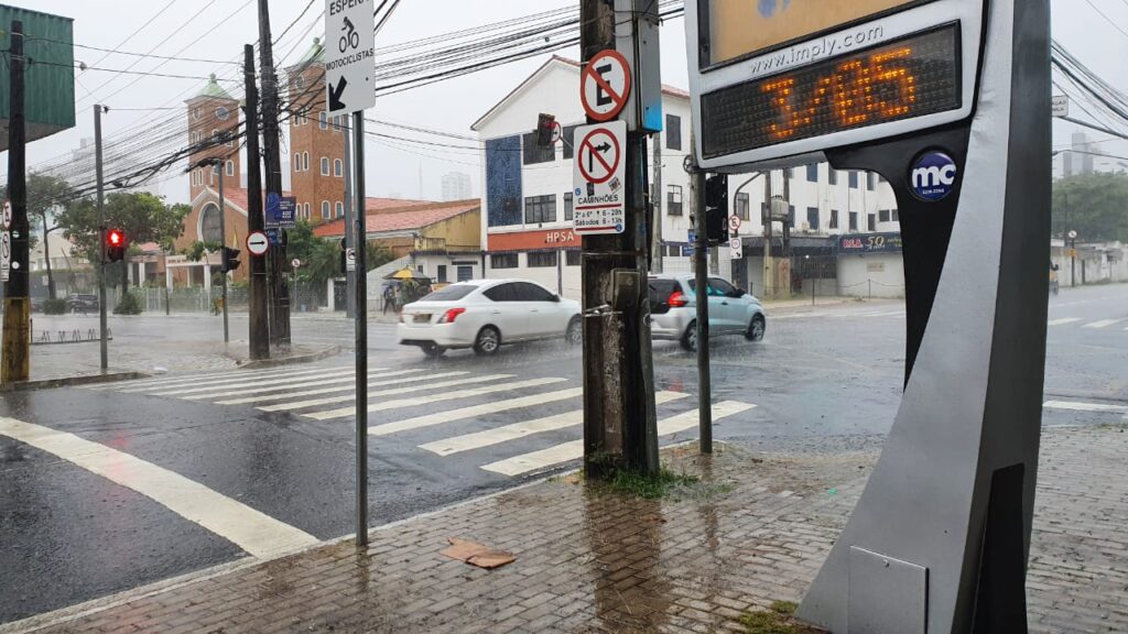 Fortaleza registra fortes chuvas e alagamentos na manhã desta segunda-feira (3)