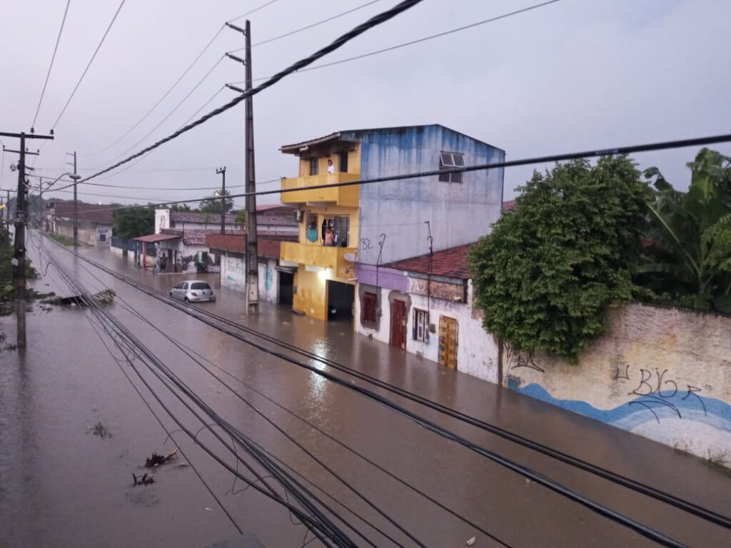 Chuvas intensas: água invade ruas e casas em Fortaleza e Região Metropolitana